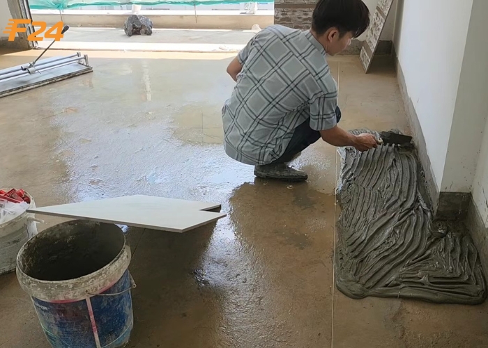 Tạo lớp nền trước khi lát gạch để tăng độ bám dính Tạo lớp nền cơ sở trước khi lát gạch