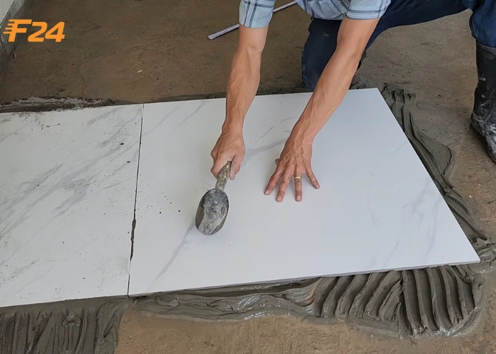 Tiến hành lát gạch nền nhà 80×80 Tiến hành lát gạch nền nhà 80×80