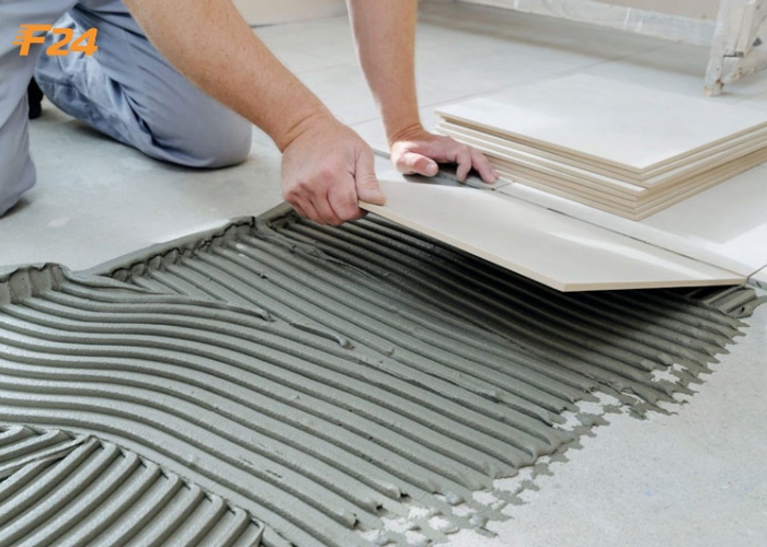 Thi công lát gạch nền nhà tắm Tiến hành lát gạch nền