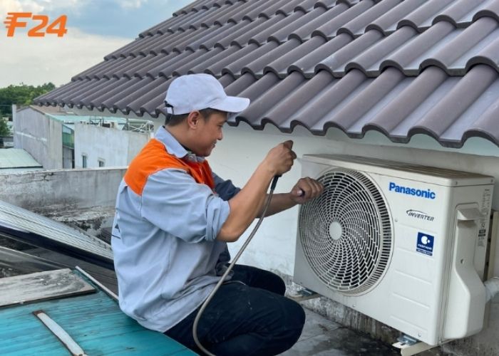 Thợ F24 kiểm tra máy lạnh bị xì gas Kiểm tra máy lạnh bị hư