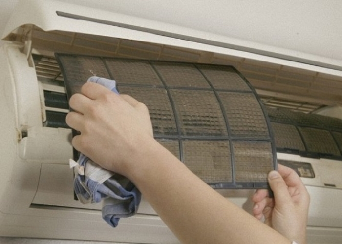Lỗi máy lạnh LG chớp đèn do lâu ngày không vệ sinh Lưới lọc bụi điều hòa quá bẩn