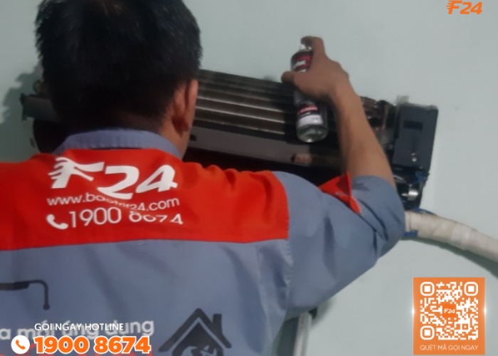Thực hiện vệ sinh dàn lạnh vệ sinh dàn lạnh