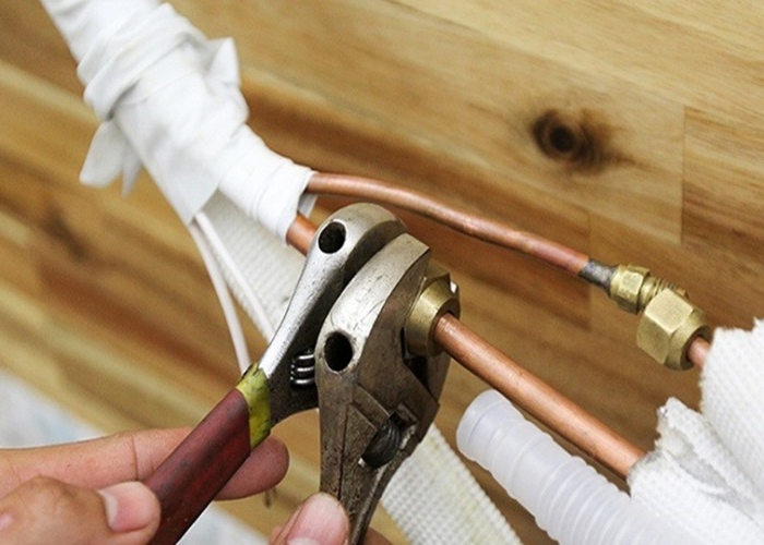 sửa ống đồng m&aacute;y lạnh bị x&igrave;