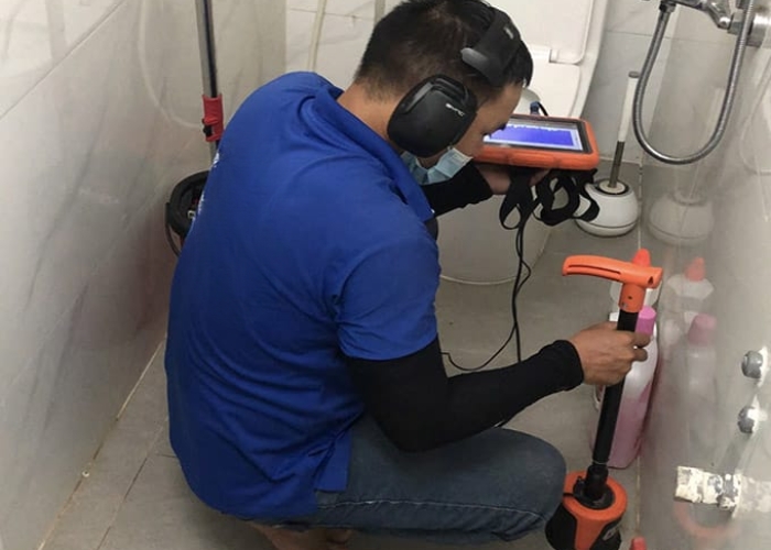 Sử dụng thiết bị d&ograve; t&igrave;m r&ograve; rỉ nước