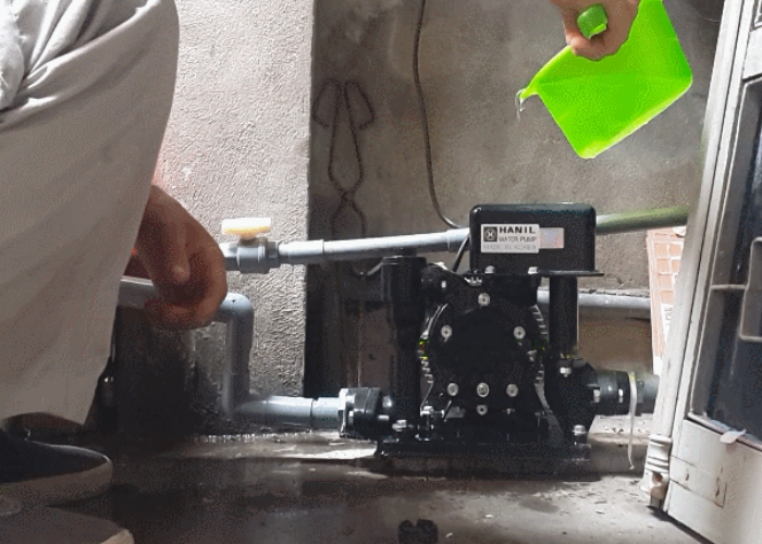 Mồi nước cho máy bơm để máy bơm chạy trở lại mồi nước cho máy bơm