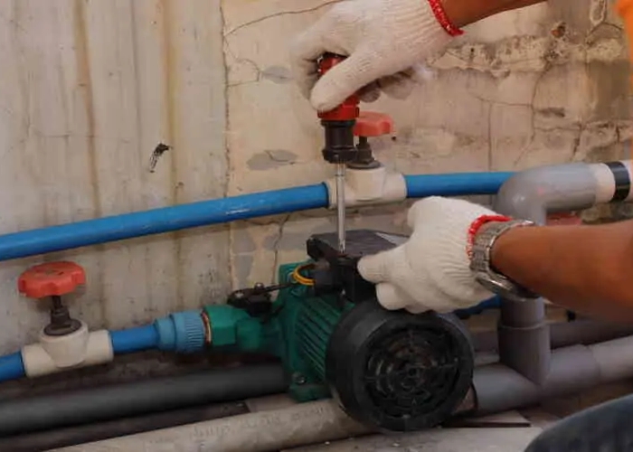 Dùng bút thử điện kiểm tra máy bơm có bị rò rỉ điện hay không kiểm tra máy bơm bị rò rỉ điện