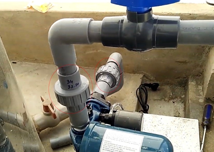 Máy bơm nước không lên nước do đường ống hút bị hở hoặc các khớp nối không ăn khớp nhau đường ống hút máy bơm bị hở