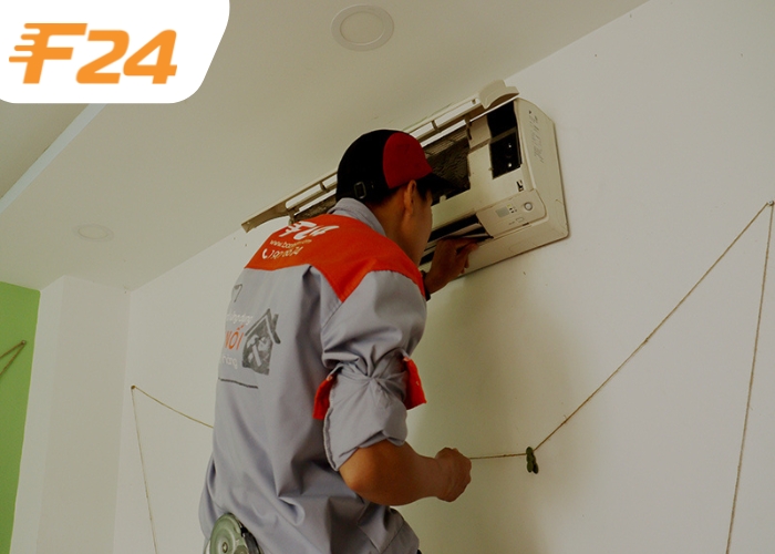 Đơn vị thợ F24 thực hiện kiểm tra máy lạnh Đơn vị thợ F24 thực hiện kiểm tra máy lạnh