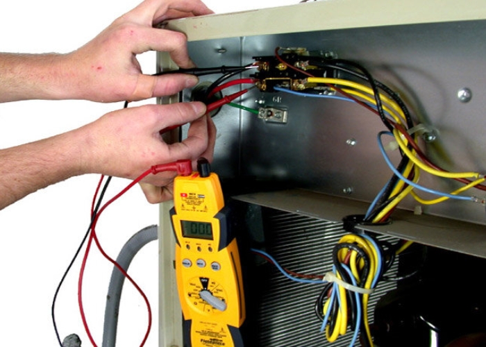 kiểm tra kết nối d&acirc;y của m&aacute;y lạnh