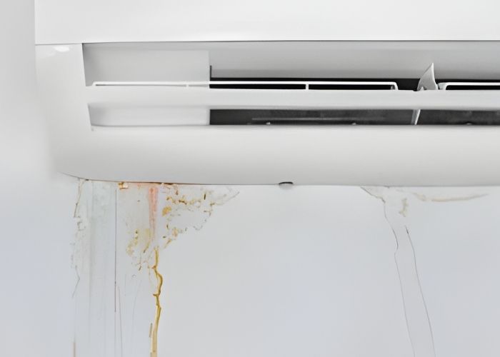 Tường ẩm và xuất hiện vết loang nước gần khu vực máy lạnh Tường ẩm gần máy lạnh