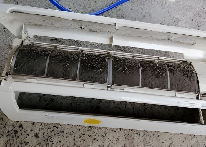 Máy lạnh bị đóng bụi bên trong do lâu ngày không vệ sinh Bụi bên trong máy lạnh