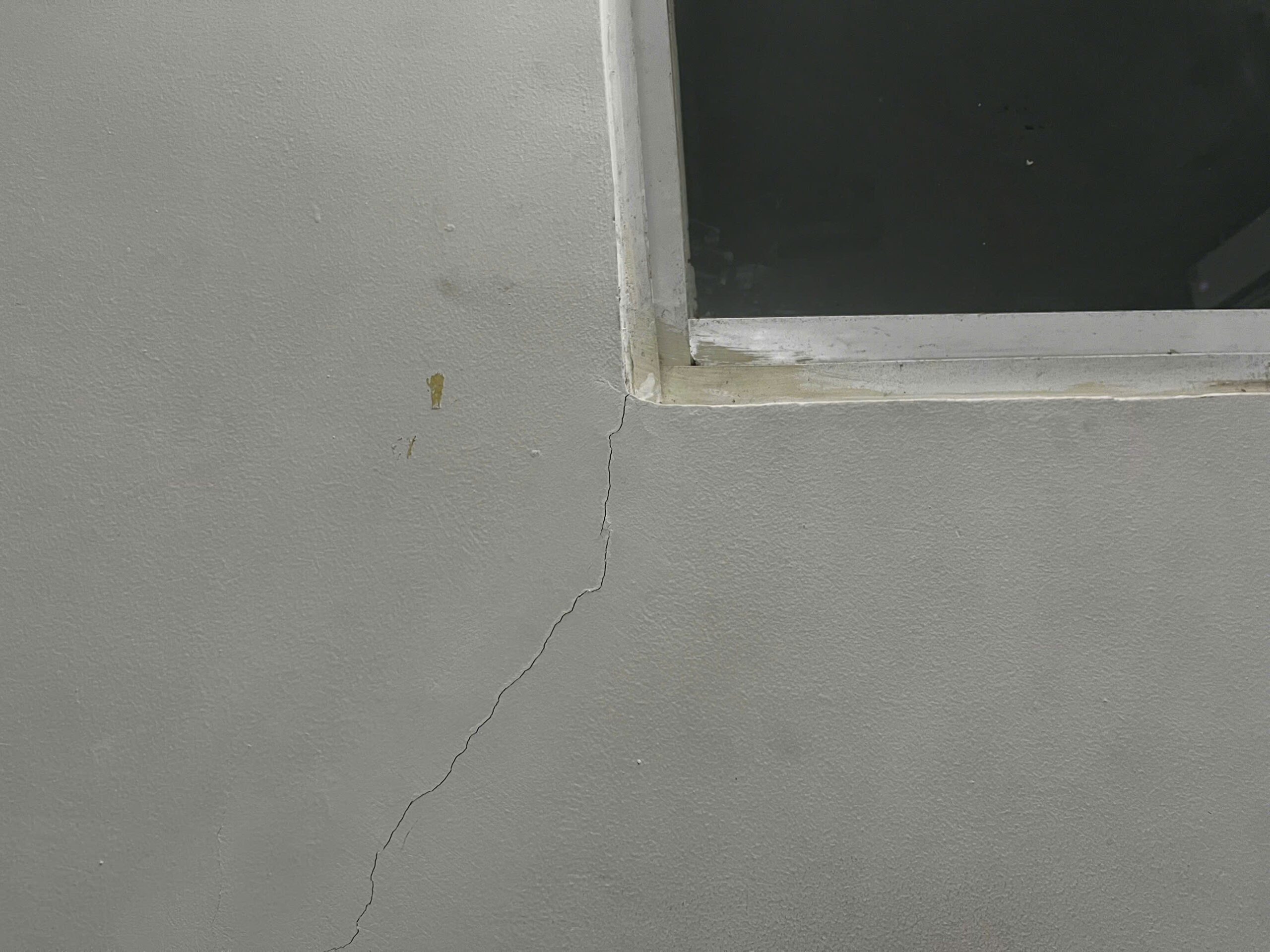 Nứt tường ở vị trí cửa sổ nếu xây tường không đúng kỹ thuật nứt tường khi xây tường không đúng kỹ thuật