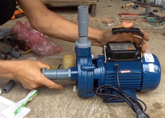 Nối đường ống nước cho máy bơm