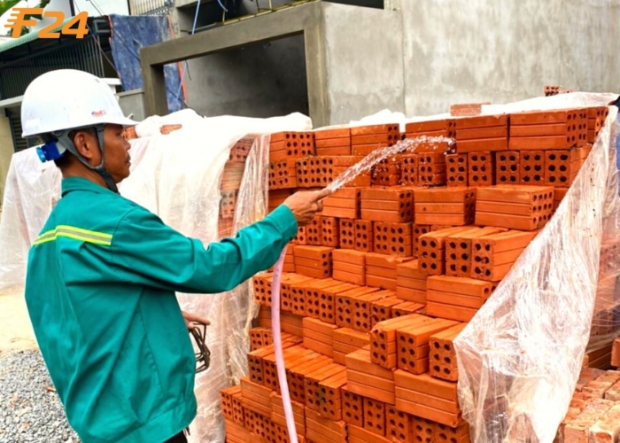 Tưới nước cho gạch trước khi xây làm ẩm gạch