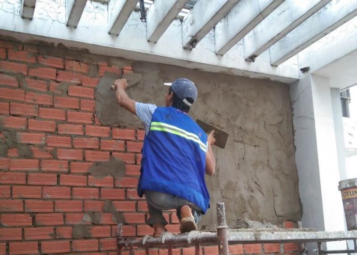Trát lớp vữa chống thấm bên ngoài tường