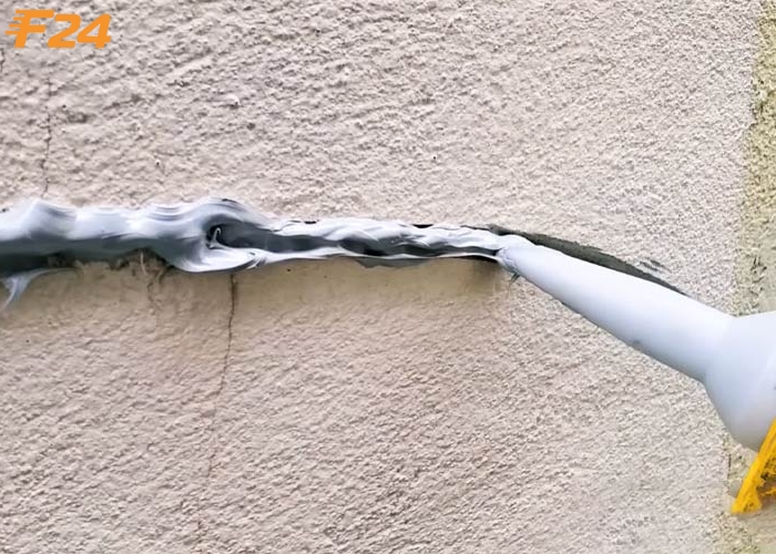 bơm keo v&agrave;o c&aacute;c vết nứt tường