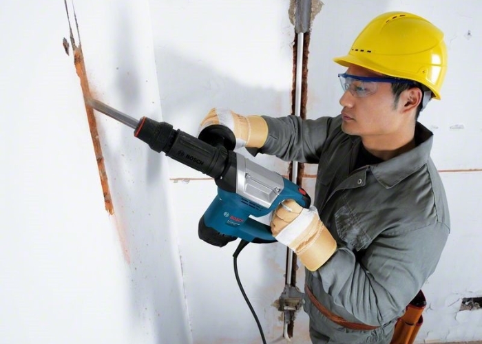 Đục tường v&agrave; mở r&atilde;nh để tiếp cận đường ống nước