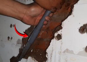 Thực hiện lắp đoạn ống nước mới