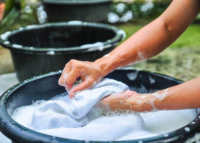 Ngâm rèm cửa vào baking soda với nước ấm và giặt như bình thường Giặt rèm cửa với baking soda