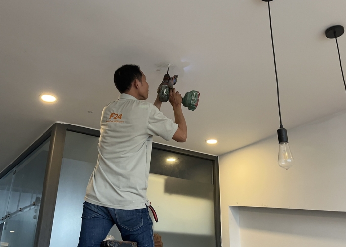 Gọi thợ điện kiểm tra