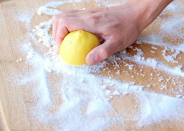 l&agrave;m sạch thớt bằng baking soda