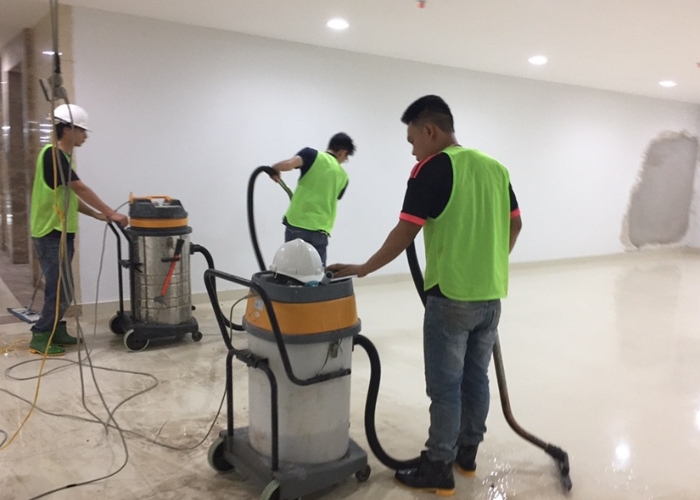 vệ sinh nh&agrave; cửa sau x&acirc;y dựng