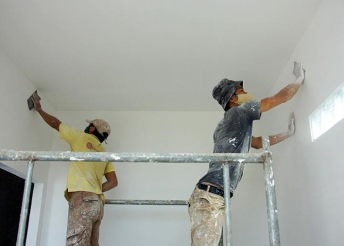 Vệ sinh trần, tường nh&agrave;