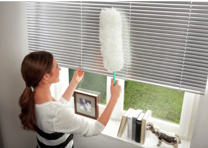 Dùng chổi làm sạch bụi bẩn trên rèm cửa cuốn Vệ sinh rèm cửa cuốn