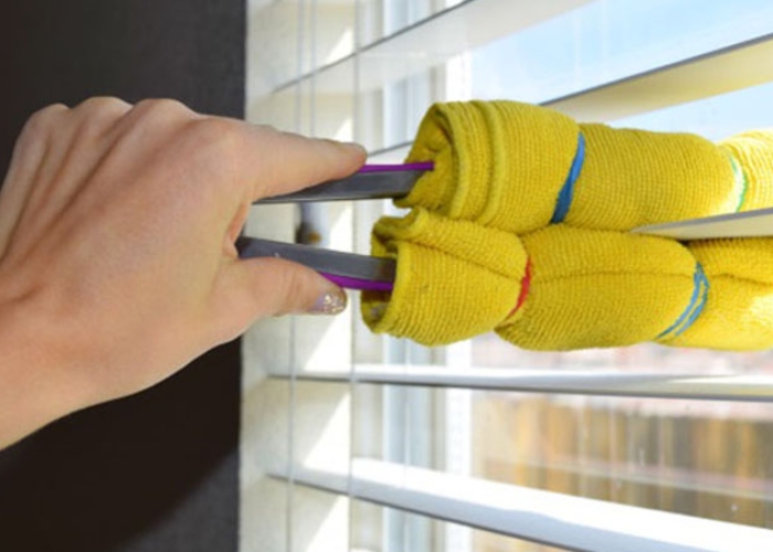 Dùng khăn ẩm lau sạch bụi bẩn trên từng lá rèm Vệ sinh rèm cửa kéo nhiều lớp