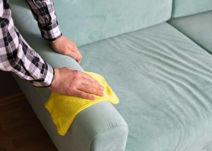 Dùng khăn sạch lau sofa sau khi vệ sinh Dùng khăn sạch lau sofa