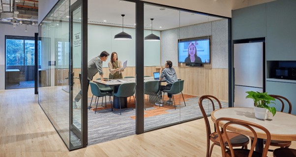 Khu vực ph&ograve;ng họp y&ecirc;n tĩnh với đầy đủ thiết bị của JustCo.