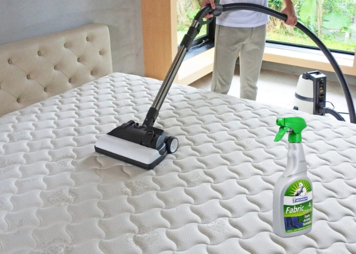 Sử dụng dung dịch l&agrave;m sạch nệm chuy&ecirc;n dụng