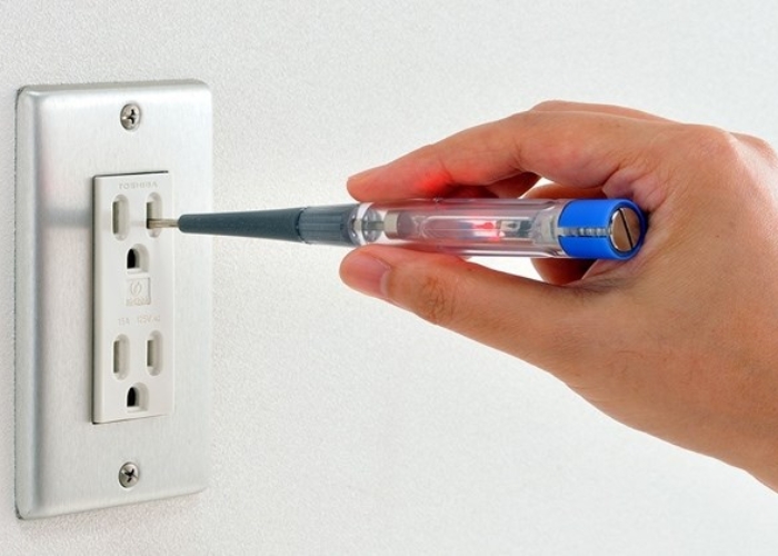 Dùng bút thử điện kiểm tra rò rỉ điện Dùng bút thử điện kiểm tra rò rỉ điện
