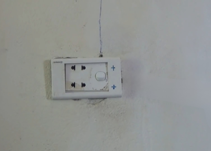 Ổ cắm điện lỏng lẻo, không cố định vào tường dấu hiệu hệ thống điện không an toàn
