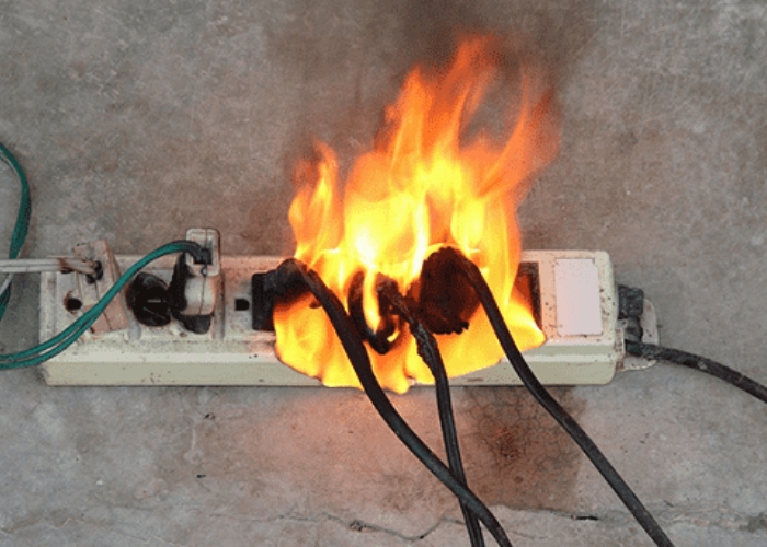 chập ch&aacute;y từ ổ cắm điện qu&aacute; tải