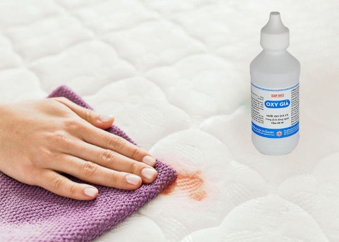 Tẩy vết máu trên nệm bằng oxy già Tẩy vết máu trên nệm bằng oxy già