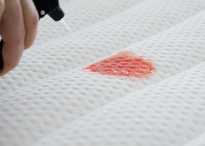 cách giặt nệm dính máu