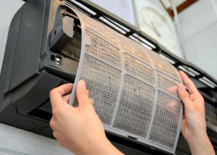 Sử dụng máy lạnh trong môi trường nhiều bụi bẩn khiến máy hoạt động kém hiệu quả Lưới lọc dàn lạnh quá bẩn