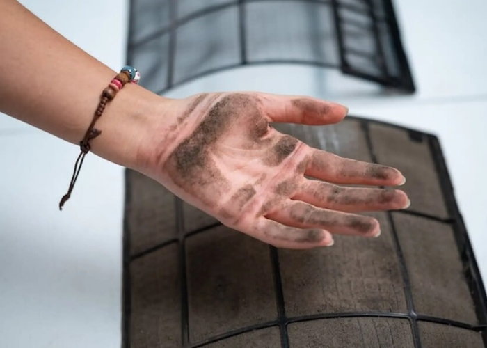 Bụi bẩn b&aacute;m d&agrave;y đặc b&ecirc;n trong d&agrave;n lạnh