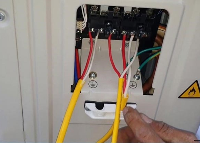 Kiểm tra dây tín hiệu giữa dàn lạnh và dàn nóng Kiểm tra dây tín hiệu giữa dàn lạnh và dàn nóng