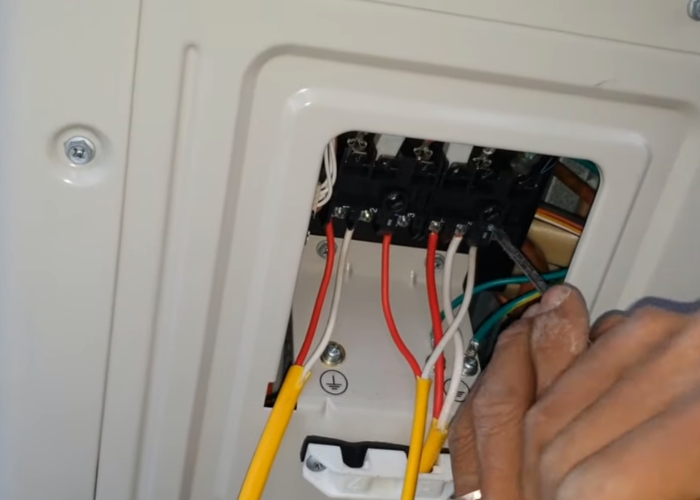 Kiểm tra d&acirc;y kết nối giữa d&agrave;n n&oacute;ng v&agrave; d&agrave;n lạnh