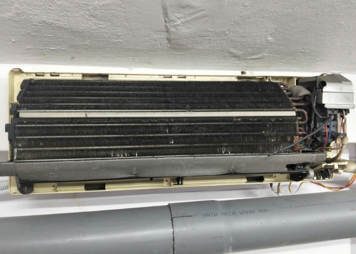 Dàn lạnh bám nhiều bụi bẩn là nguyên nhân khiến máy lạnh có mùi hôi khi bật máy lạnh có mùi hôi khi bật