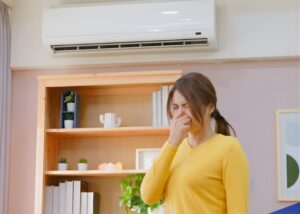 máy lạnh có mùi hôi khi bật
