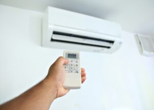 máy lạnh đang chạy tự ngắt