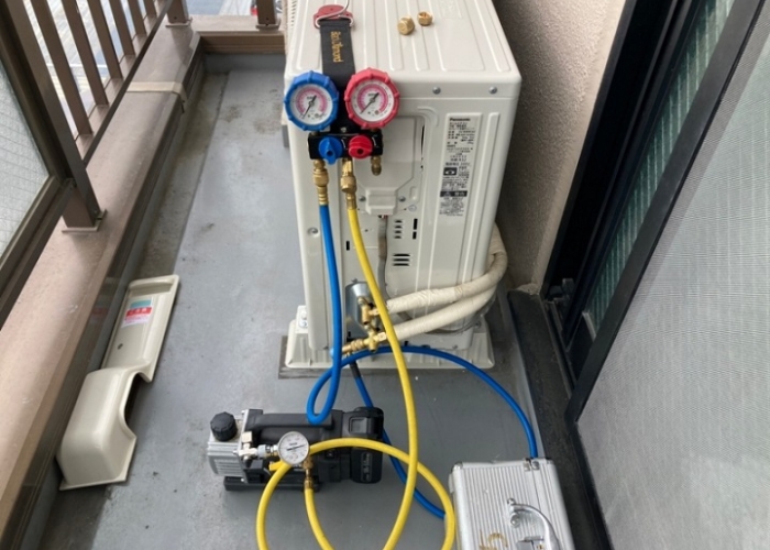 h&uacute;t ch&acirc;n kh&ocirc;ng trước khi nạp gas