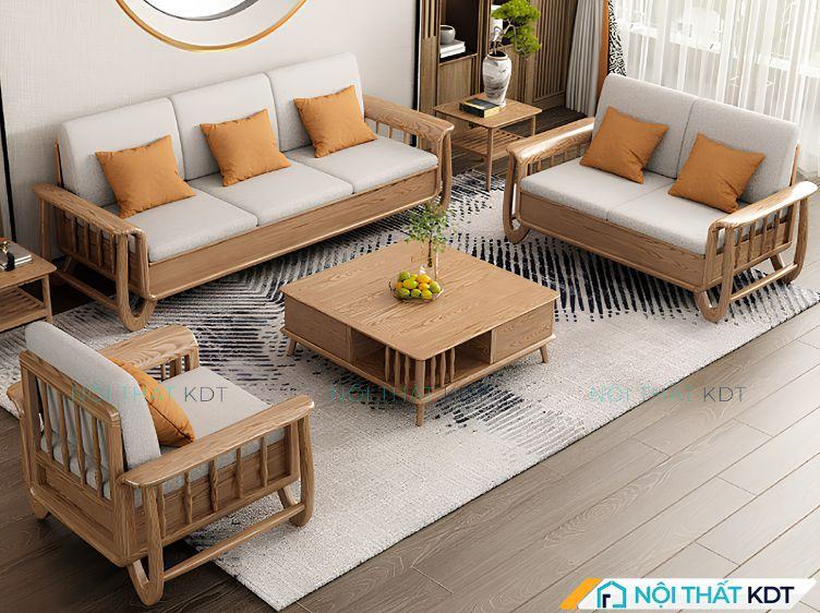 Sofa thấp, bàn trà gỗ đơn giản, tông màu be – nâu – kem. Phong cách Japandi
