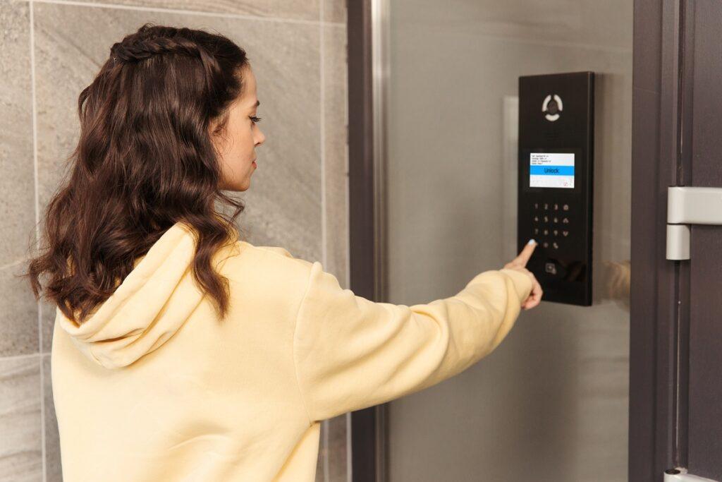 Khác với chuông báo động chỉ phát tín hiệu âm thanh, intercom cho phép hai bên trao đổi thông tin. Hệ thống đàm thoại hai chiều (Intercom)