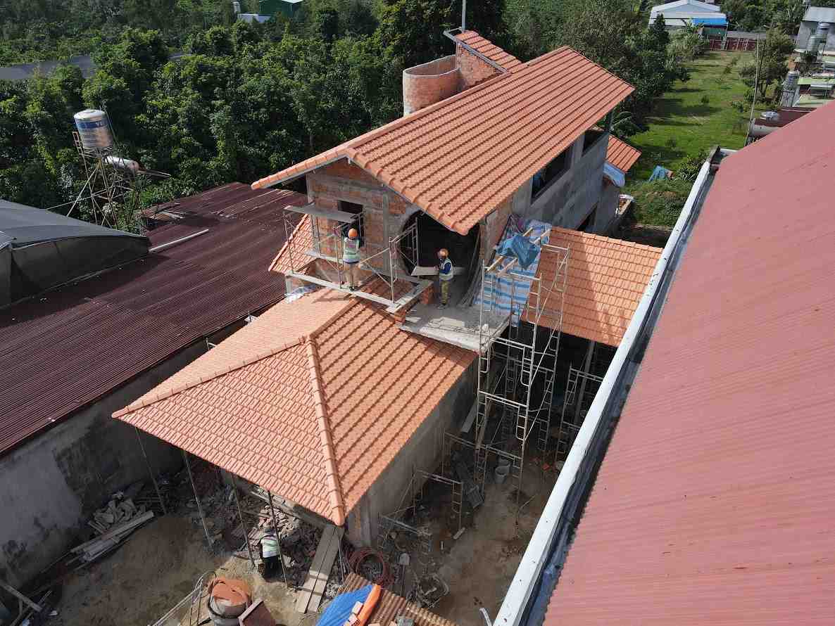 Oanh House – Điểm nhấn mái ngói và ô cửa tròn